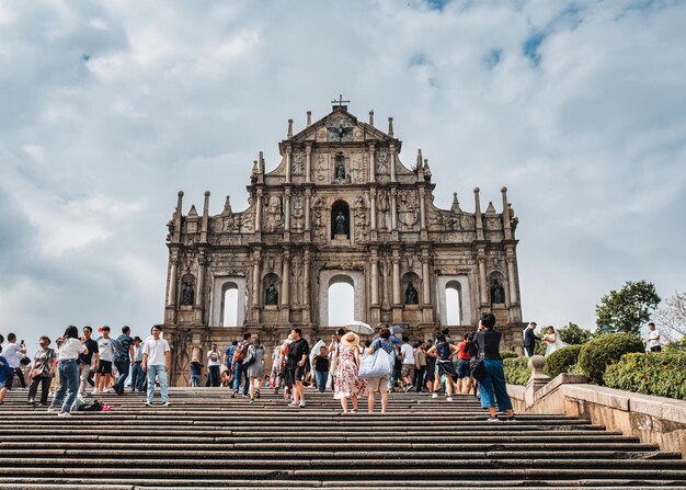 I turisti visitano le rovine di San Paolo, le rovine dell'edificio della chiesa del complesso religioso cattolico