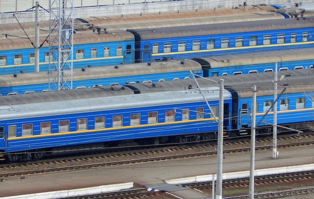 I vagoni ferroviari passeggeri si trovano sui binari laterali in attesa della formazione di un treno