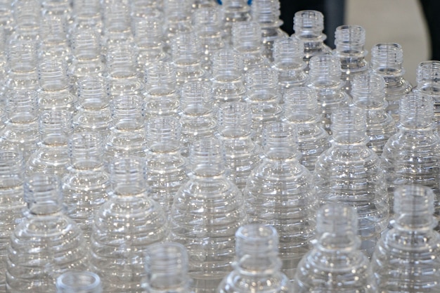 I vari tipi di prodotto per bottiglie di plastica e materiale preformato con processo di produzione di contenitori per bere in background con stampo a iniezione