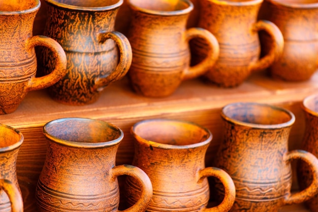 I vasi di argilla marrone sono in fila. fatto a mano