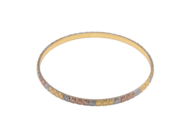 I vecchi gioielli a braccialetto hanno il colore oro e argento isolato su uno sfondo bianco.