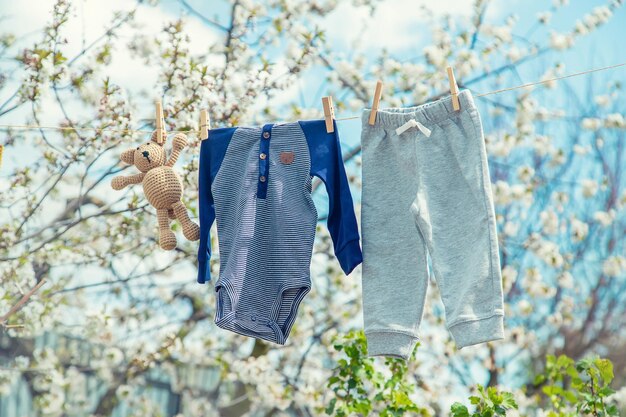 I vestiti del bambino si stanno asciugando per strada Messa a fuoco selettiva