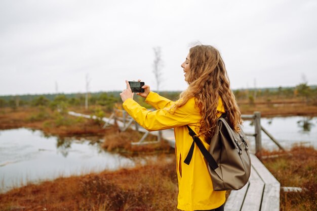 I viaggi turistici nella natura fotografano paesaggi nelle paludi utilizzando il telefono cellulare Stile di vita attivo