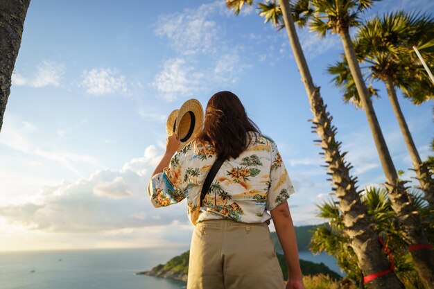 I viaggiatori al punto di vista del capo di Phromthep a sud dell'isola di Phuket, Tailandia. Paradiso tropicale