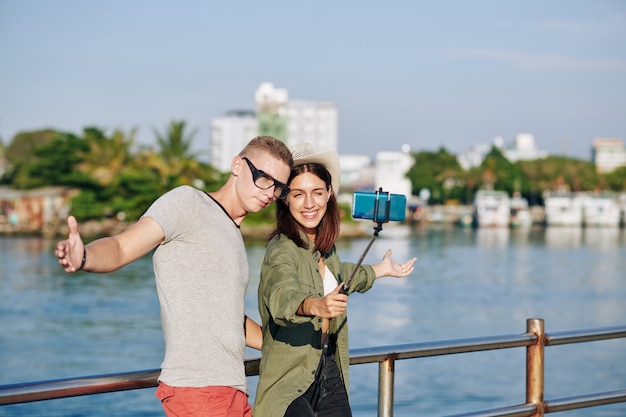 I viaggiatori che fotografano al fiume