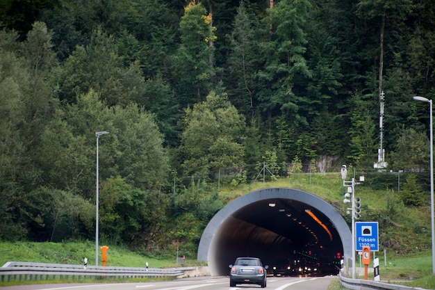 I viaggiatori che guidano l'auto sulla strada oltrepassata la montagna nel tunnel dell'auto vanno in Italia nella città di Fussen il 2 settembre 2017 in Tirolo Austria