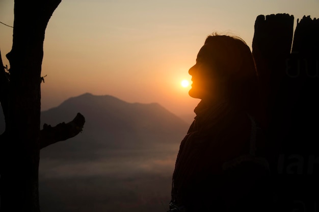 I viaggiatori delle donne tailandesi asiatiche visitano e posano con il sole al punto di vista della montagna di phu tok al mattino e all'alba a Chiang Khan in Loei Thailandia