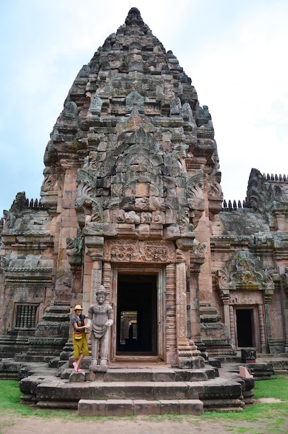 I viaggiatori delle donne thailandesi visitano e posano un ritratto a Prasat Hin Phanom Rung Stone Castle Sanctuary che costruisce il tempio indù Khmer nel parco storico nella città di Prakhon Chai a Buri Ram Thailandia