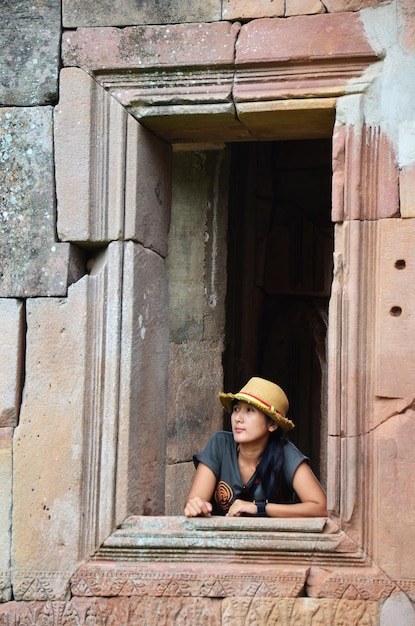 I viaggiatori delle donne thailandesi visitano e posano un ritratto a Prasat Hin Phanom Rung Stone Castle Sanctuary che costruisce il tempio indù Khmer nel parco storico nella città di Prakhon Chai a Buri Ram Thailandia