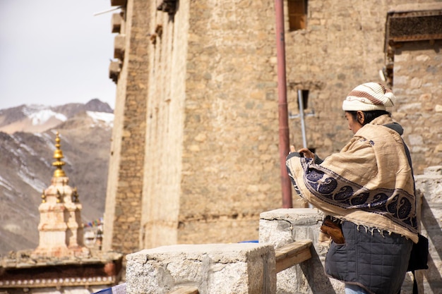 I viaggiatori donne tailandesi viaggiano per visitare e scattare foto del paesaggio del villaggio di Leh Ladakh dal punto di vista del palazzo di Leh Stok a Jammu e Kashmir India nella stagione invernale