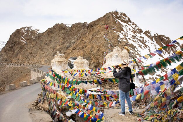 I viaggiatori donne tailandesi viaggiano visitano relax e usano il telefono cellulare scattano foto al monastero di Thiksey e Namgyal Tsemo Gompa in Jammu e Kashmir India nella stagione invernale