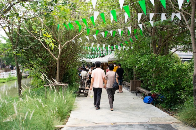 I viaggiatori tailandesi viaggiano visitano e selezionano acquista shopping souvenir regali prodotti cibo al bazar del mercato di strada locale al festival del luna park di carnevale locale il 17 aprile 2023 a Nakhon Pathom Thailandia