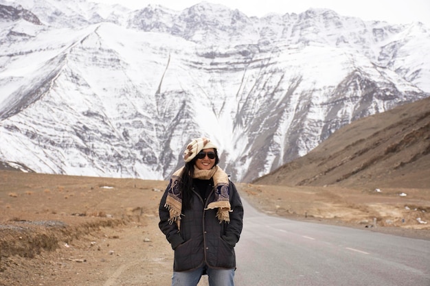 I viaggiatori tailandesi visitano il viaggio e posano per scattare foto con il paesaggio di alta gamma di montagna sull'autostrada Srinagar Leh Ladakh nel villaggio di Leh Ladakh nel Jammu e Kashmir India durante la stagione invernale