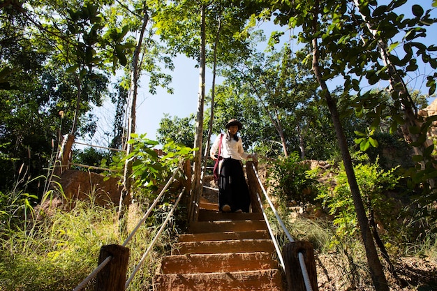 I viaggiatori thai donne viaggiano per visitare e scattare foto alle scogliere del canyon di Pha Chor e fare trekking sulla natura nella foresta selvaggia della giungla del Parco Nazionale di Mae Wang nella città di Doi Lo a Chiang Mai Thailandia