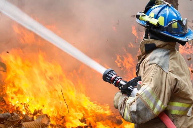 I vigili del fuoco combattono un incendio