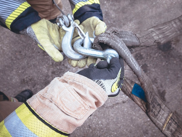 I vigili del fuoco imbracano il gancio con le mani