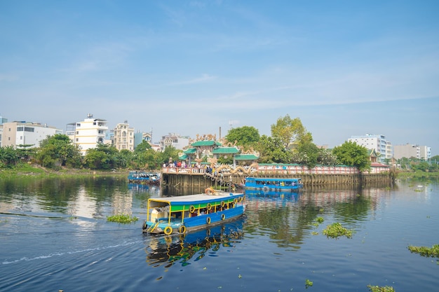 I visitatori del tempio di Phu Chau Phu Chau Mieu in barca si trova nel mezzo di un ramo del fiume Saigon che galleggia sul fiume Vam Thuat