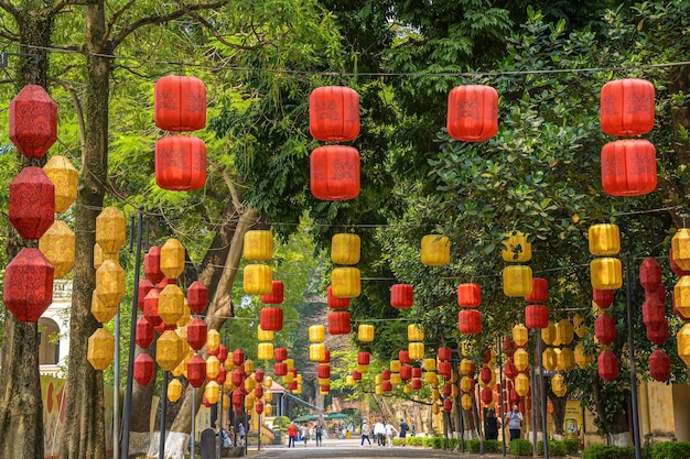 I visitatori scattano foto sotto le tradizionali lanterne in tessuto nella storica cittadella imperiale di Thang Long