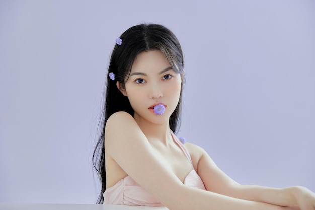 I volti delle donne asiatiche sono abbelliti con volti cosmetici per la pubblicità