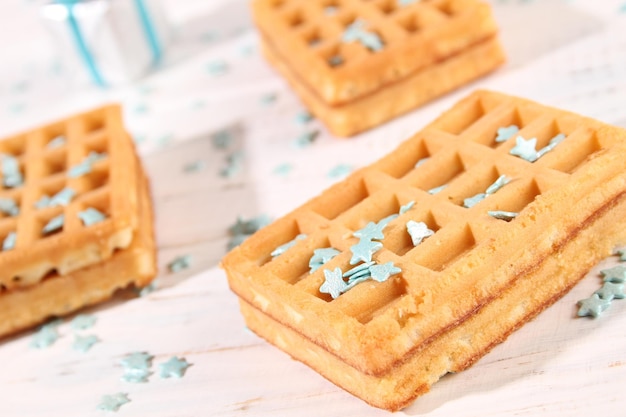 I waffle sono decorati con granelli con stelle turchesi. Waffle viennesi.