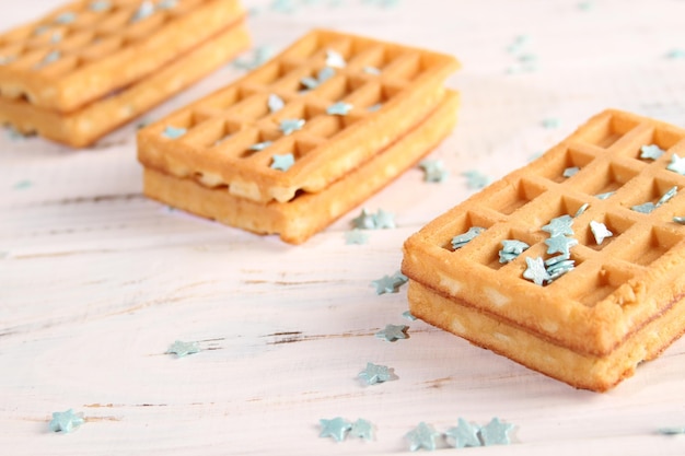 I waffle sono decorati con granelli con stelle turchesi. Waffle viennesi.