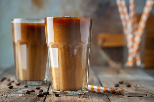 Ice caffè in un bicchiere alto con panna.