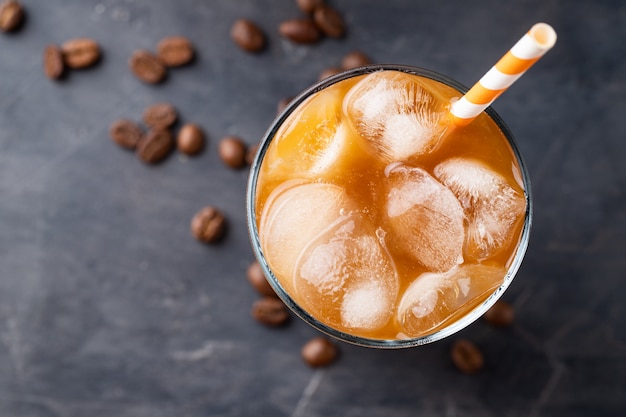 Ice caffè in un bicchiere alto con panna.