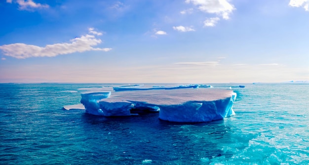 Iceberg blu che galleggia nel podio del mare turchese, display del prodotto ghiaccio, iceberg oceanico mock up, rendering 3d