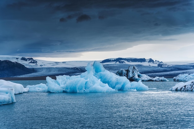 Iceberg blu che galleggia nella laguna glaciale di Jokulsarlon al parco nazionale di Vatnajokull Islanda