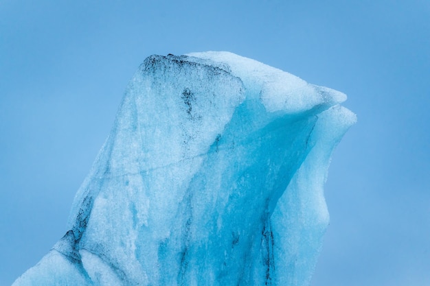 Iceberg blu che galleggia sulla laguna glaciale dal ghiacciaio Breidamerkurjokull a Jokulsarlon Islanda