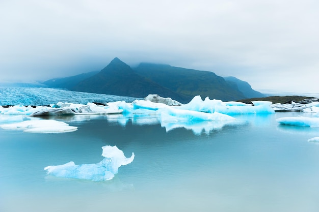 Iceberg blu nel lago glaciale Fjallsarlon nel sud dell'Islanda. Bellissimi paesaggi islandesi