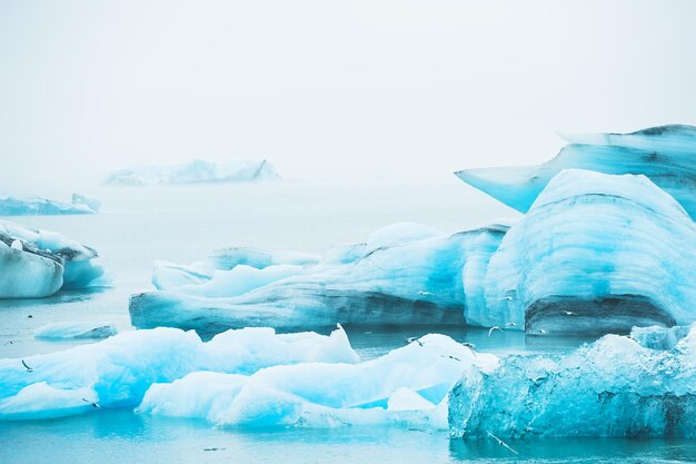 Iceberg blu nella laguna glaciale di Jokulsarlon, nel sud dell'Islanda