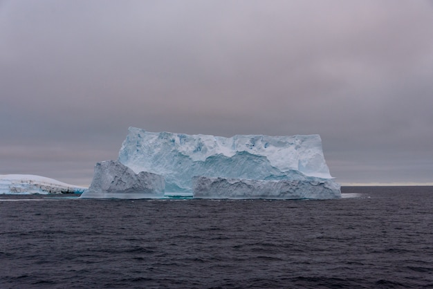 Iceberg nel mare antartico