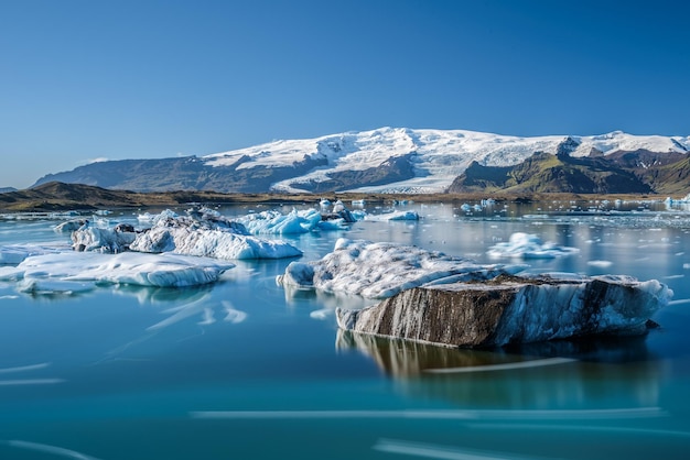 Iceberg nella laguna glaciale di Jokulsarlon in Islanda