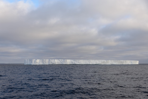 Iceberg tabulare nel mare antartico