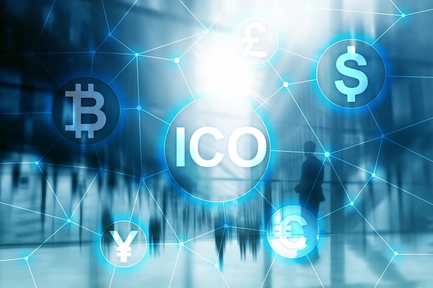 ICO Moneta iniziale che offre Blockchain e concetto di criptovaluta su sfondo sfocato della costruzione di affari