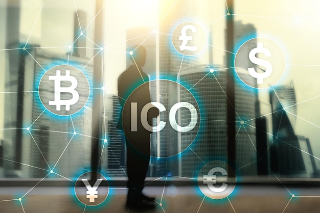 ICO Moneta iniziale che offre Blockchain e concetto di criptovaluta su sfondo sfocato della costruzione di affari