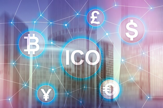 ICO Moneta iniziale che offre Blockchain e concetto di criptovaluta su sfondo sfocato della costruzione di affari