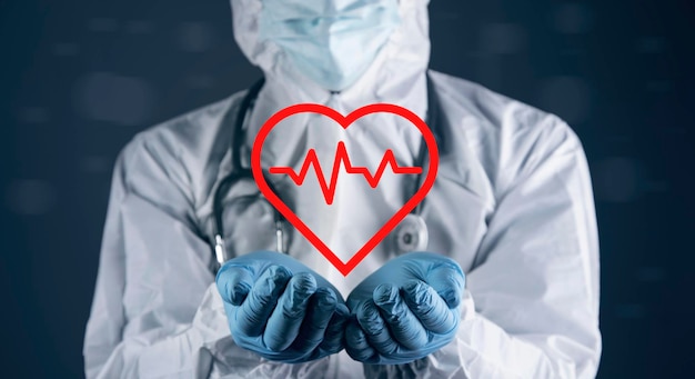 Icona del cuore rosso del battito cardiaco Il medico tiene in mano