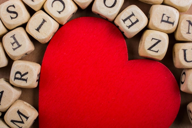 Icona dell'amore e cubetti di lettere in legno