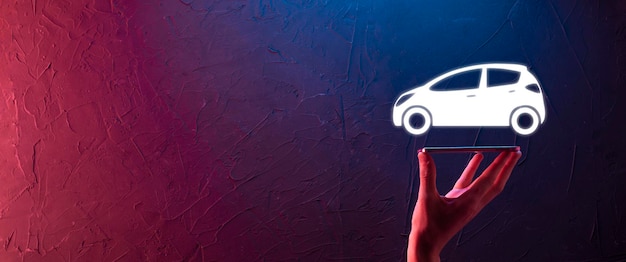 Icona dell'auto dell'auto della tenuta della mano maschile su sfondo rosso neon, blu. Ampia composizione del banner. Concetti di esonero dall'assicurazione auto e danni da collisione