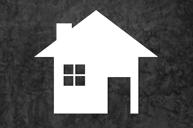 Icona della casa bianca su sfondo di cemento scuro come simbolo di ipotecaCasa da sogno sullo sfondo della natura