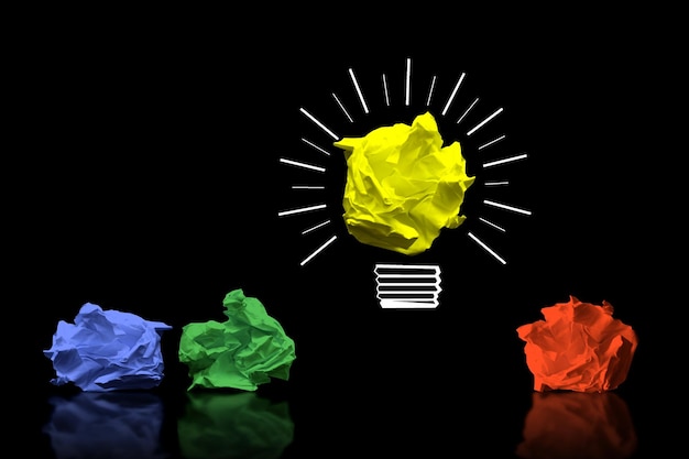 Icona della lampadina e concetto di creatività di idea di carte sgualcite variopinte