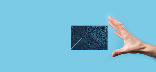 Icona della lettera della holding della mano dell'uomo d'affari, icone di posta elettronica. Contattaci tramite e-mail di newsletter e proteggi le tue informazioni personali dalla posta di spam. Call center del servizio clienti contattaci. Newsletter di marketing via e-mail.