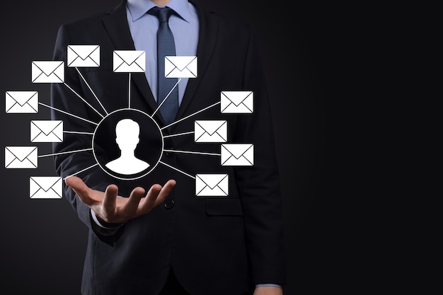 Icona della lettera della tenuta della mano maschio, icone della posta elettronica. Contattaci tramite e-mail di newsletter e proteggi le tue informazioni personali dalla posta indesiderata. Call center del servizio clienti contattaci.Email marketing e newsletter