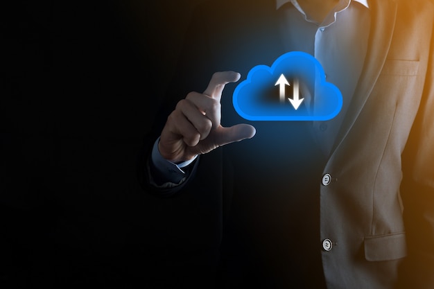Icona della nuvola della tenuta dell'uomo d'affari. Concetto di cloud computing - collegare lo smartphone al cloud. tecnologo delle informazioni di rete informatica con smart phone.Big concetto di dati.