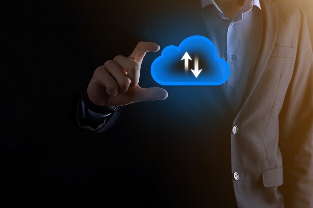 Icona della nuvola della tenuta dell'uomo d'affari. Concetto di cloud computing - collegare lo smartphone al cloud. tecnologo delle informazioni di rete informatica con smart phone.Big concetto di dati.