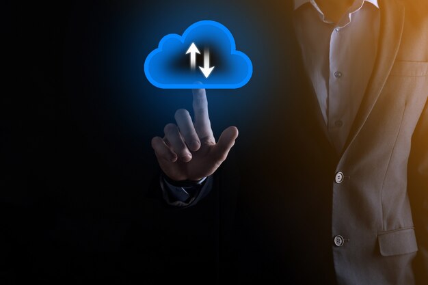Icona della nuvola della tenuta dell'uomo d'affari. Concetto di cloud computing - collegare lo smartphone al cloud. tecnologo delle informazioni di rete informatica con smart phone.Big concetto di dati.