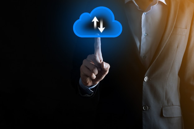 Icona della nuvola della tenuta dell'uomo d'affari. Concetto di cloud computing - collegare lo smartphone al cloud. tecnologo delle informazioni di rete informatica con smart phone.Big concetto di dati.