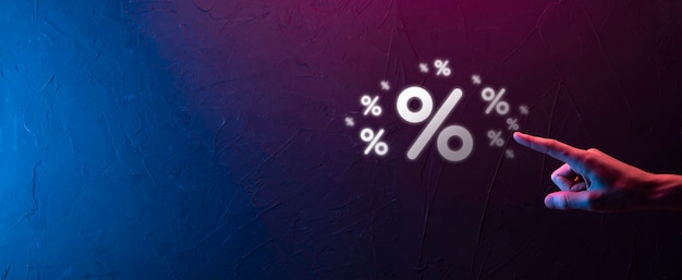 Icona della percentuale del tasso di interesse della mano maschile su sfondo blu Concetto di tassi di interesse finanziari e ipotecari Banner con spazio per la copia